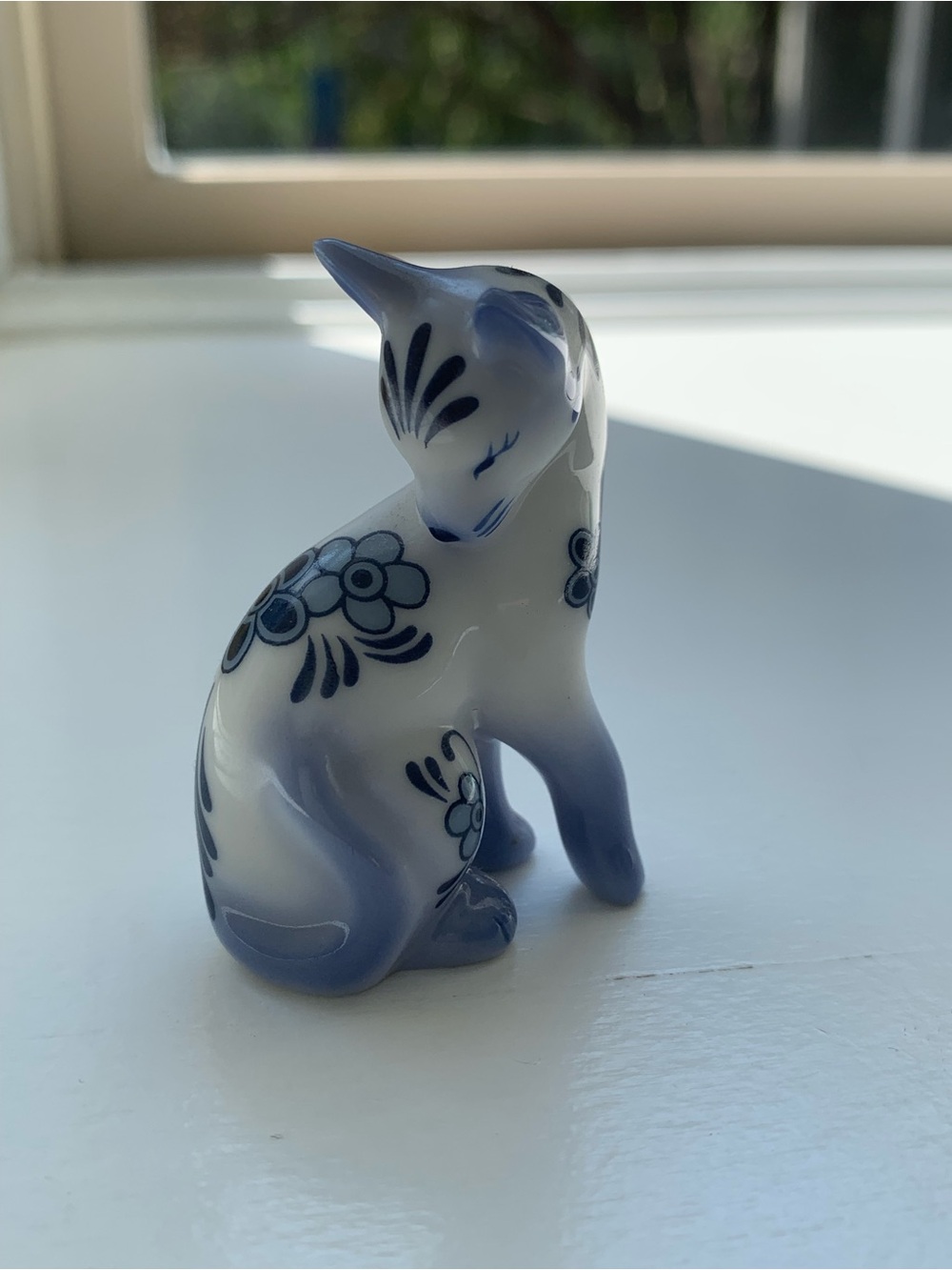 The Franklin Mint Curio Cabinet Cat Collection 1986 Delft Blue & White Porcelain